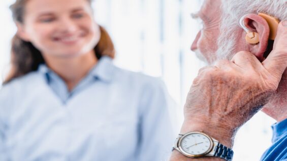 Le port d’une prothèse auditive contribue à améliorer la longévité des seniors