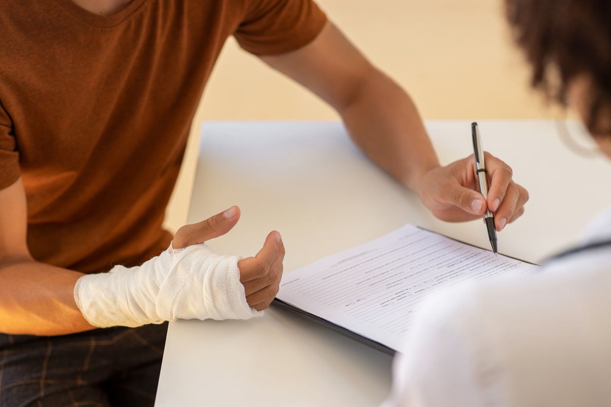 Les arrêts maladie liés aux accidents de travail dans le viseur de l’Exécutif